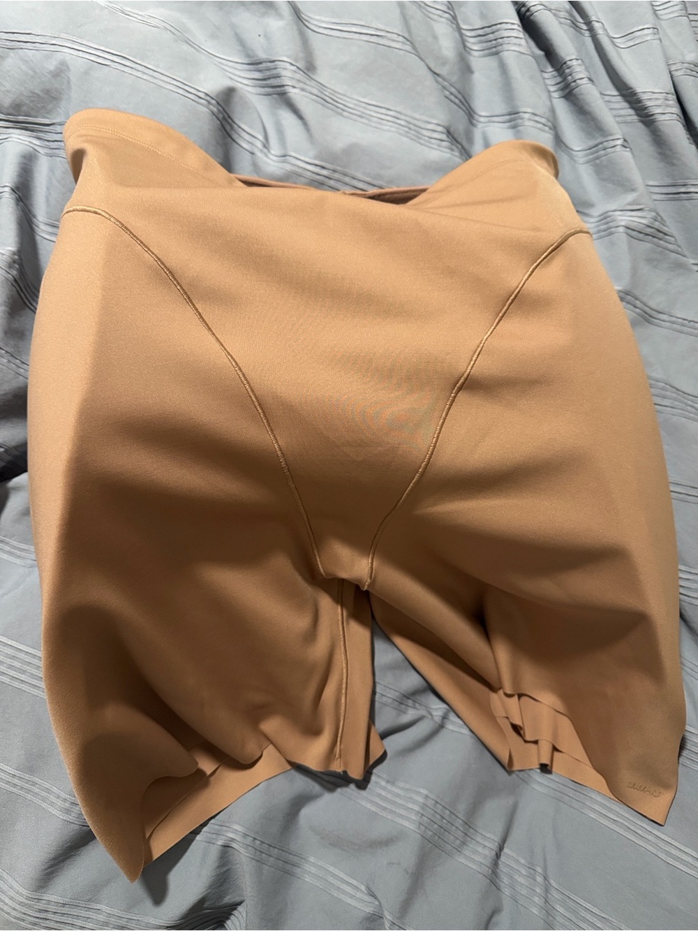 NWT Seamless High-Waist Shaping Butt and hip enhancing mid thigh short